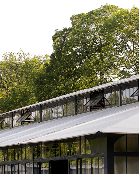 photo de l'exterieur de l'orangerie avec vue sur le toit